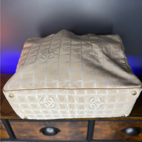 CHANEL Tote - Picture 7 of 15